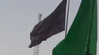 پرچم بزرگ یا حسین در مسیر پیاده روی زوار