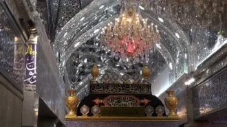 زائران در حال زیارت ضریح حبیب بن مظاهر اسدی