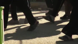 نمایی از پای زوار که در حال پیاده روی هستند