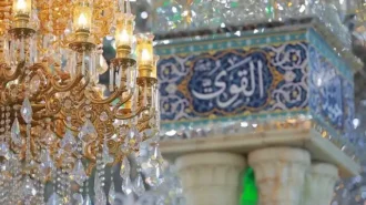 نمایی زیبا از چلچراغ حرم امام علی (علیه السلام)