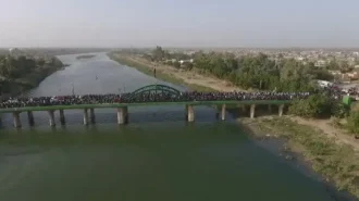 عبور زوار از پل فرات در مسیر پیاده روی اربعین