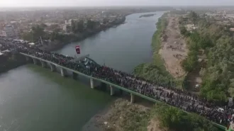 عبور زوار از پل فرات در طول مسیر پیاده روی