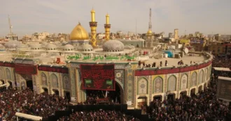 نمایی از شلوغی بین الحرمین که به گنبد و گلدسته حرم حضرت عباس (علیه السلام) ختم می شود.