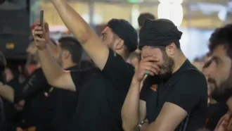 زائر جوانی که با مولایش درد دل می کند و می گرید