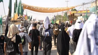 نمایی از حرکت مردم در مسیر پیاده روی اربعین