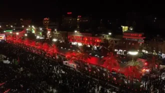 نمایی از بین الحرمین که مملو از جمعیت است