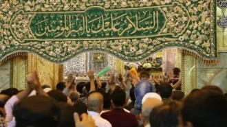 عشاق امام علی (علیه السلام) که به زیارت ضریح مطهر ایشان مشرف می شوند