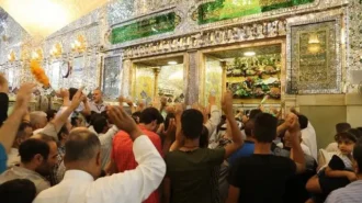 عرض ارادت زوار به ساحت مولا امیر المومنین (علیه السلام) در حالی که به سمت ضریح می روند