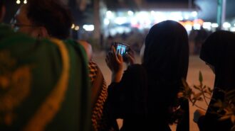 دختر بچه ها در حال فیلم گرفتن از برنامه ای که در حال اجراست