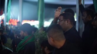 مردی در بین حضار بر سر خود می کوبد و عزاداری می کند