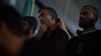 مردانی که مشغول تماشای تعزیه هستند